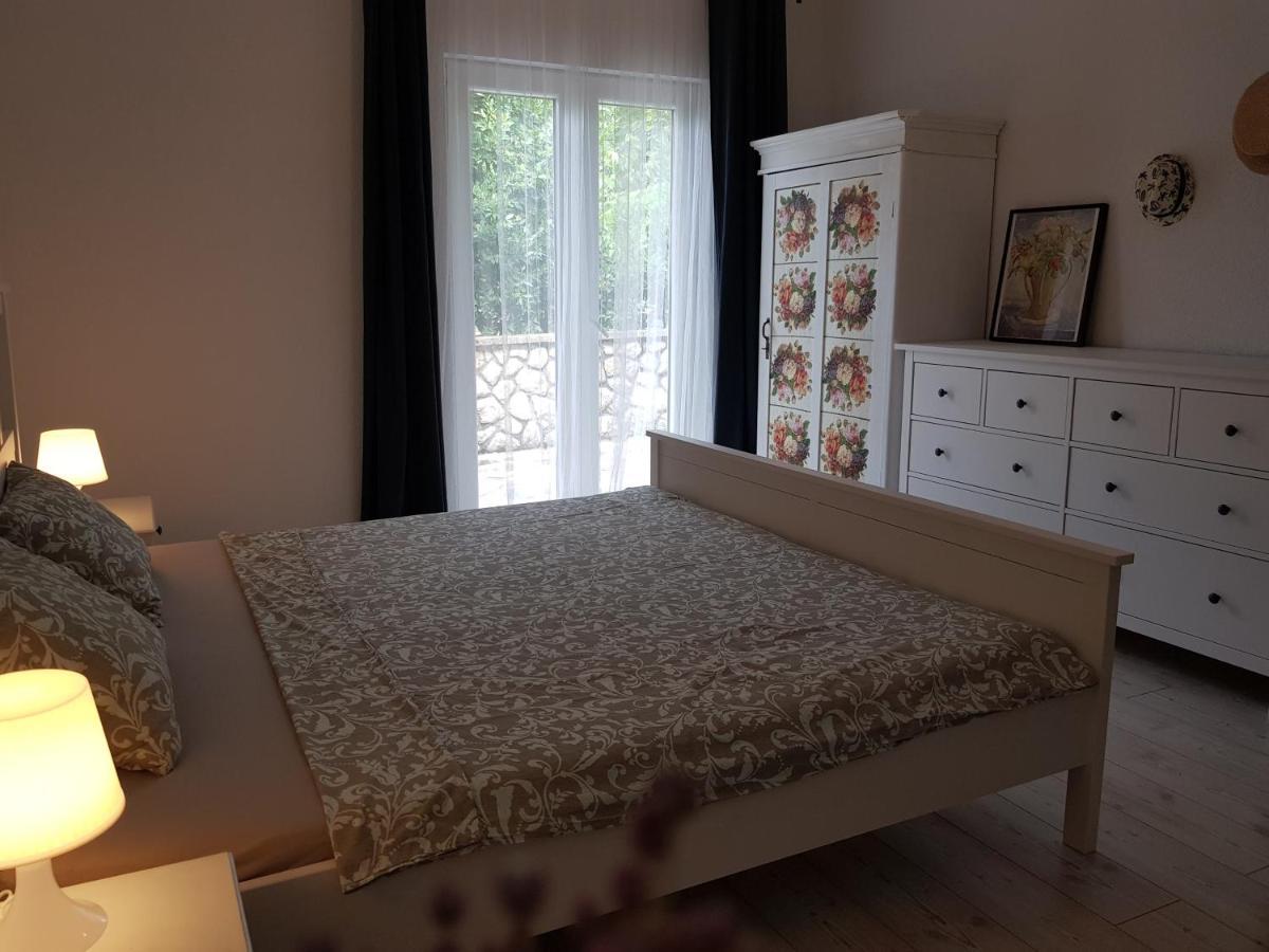 Apartmani Elena Malinska Eksteriør bilde