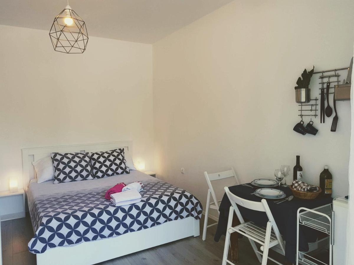 Apartmani Elena Malinska Eksteriør bilde