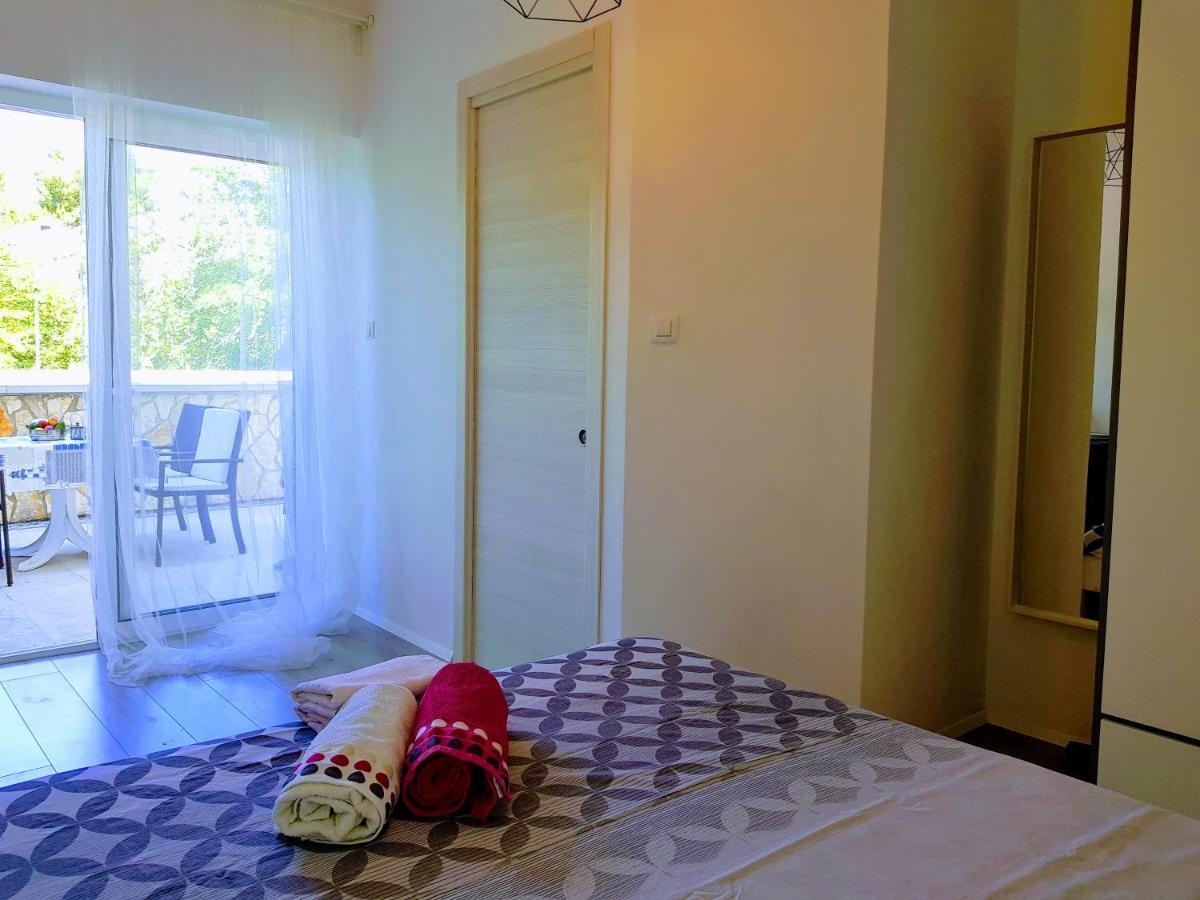 Apartmani Elena Malinska Eksteriør bilde