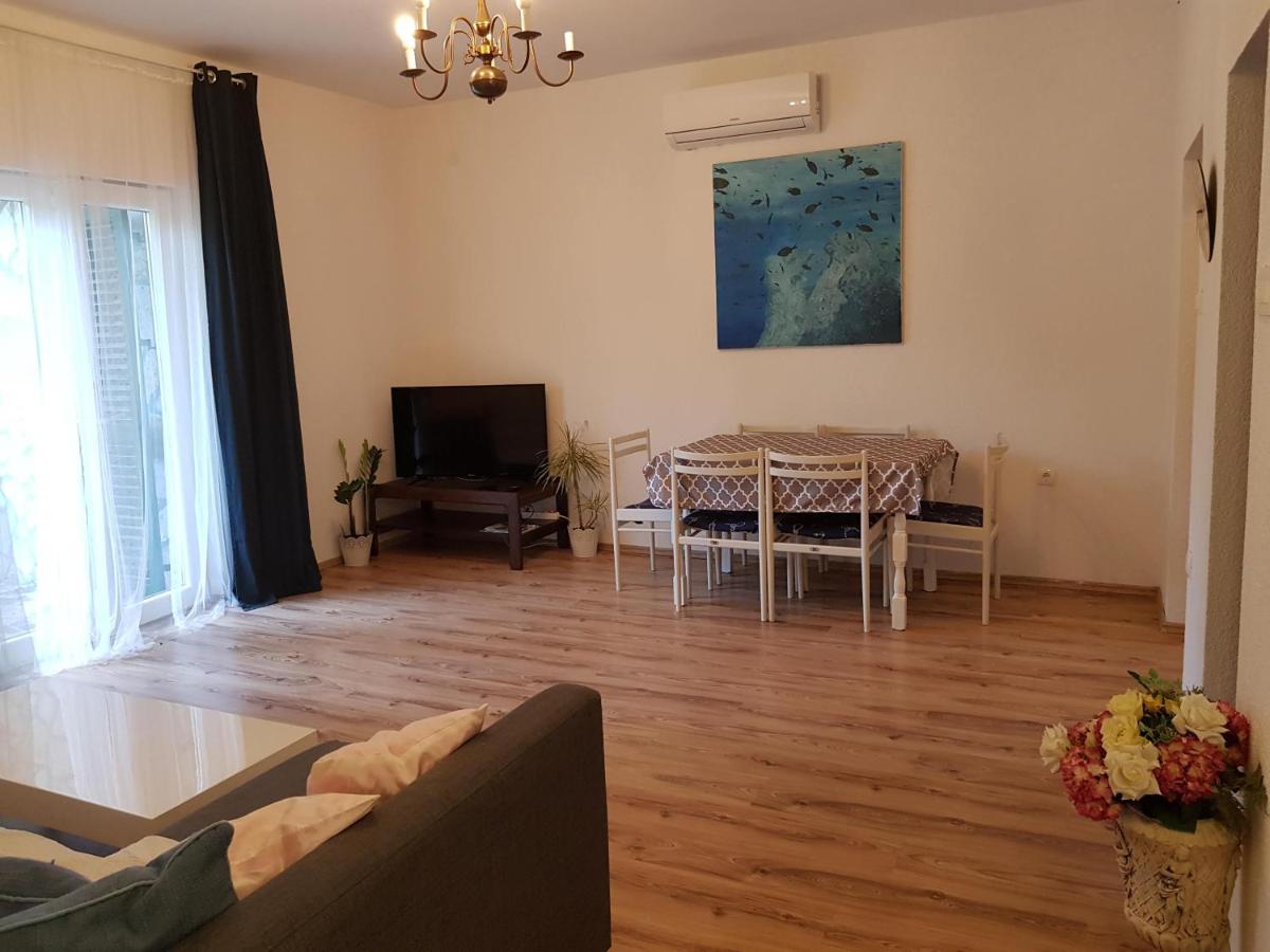 Apartmani Elena Malinska Eksteriør bilde
