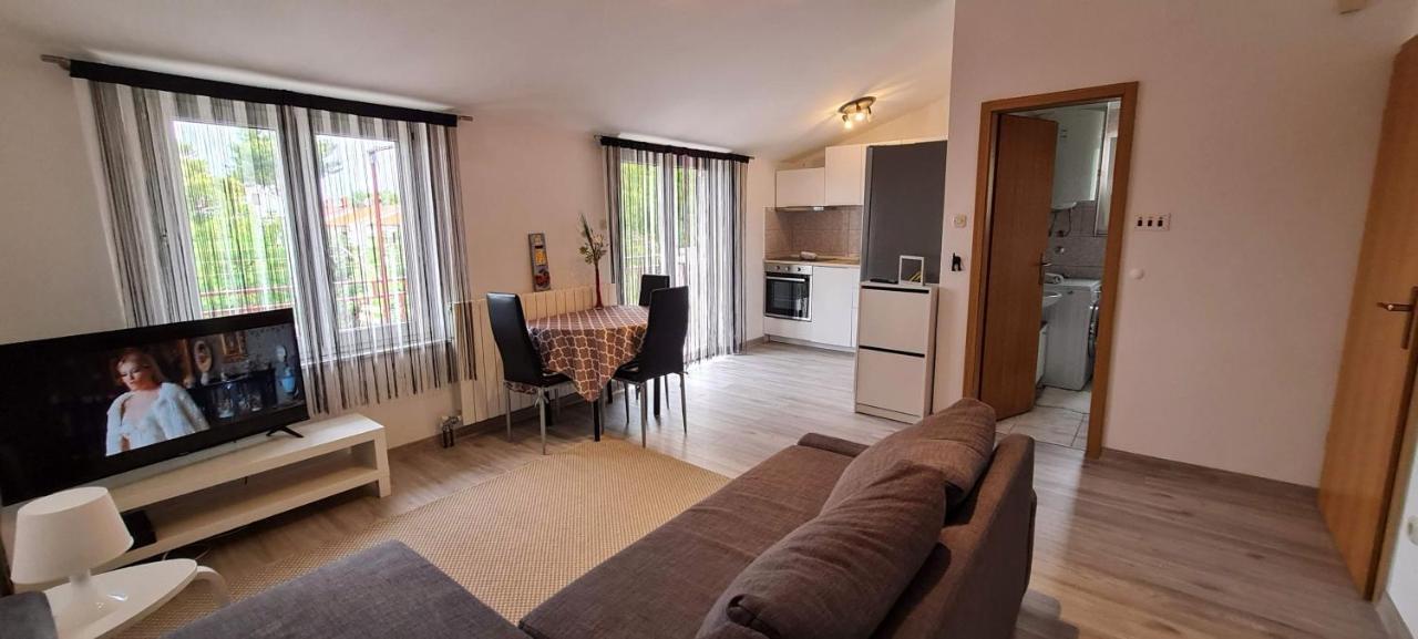 Apartmani Elena Malinska Eksteriør bilde